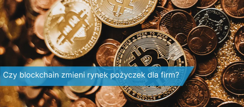 Zbliżenie na złote monety z symbolem bitcoina leżące wśród tradycyjnych monet. Na grafice widnieje napis: ‘Czy blockchain zmieni rynek pożyczek dla firm?’